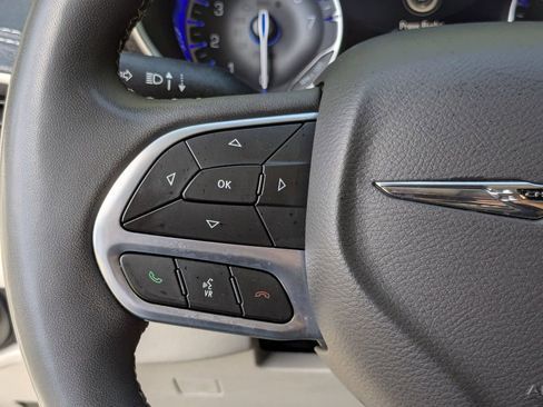 Used 2023 Chrysler Pacifica Limited image 16