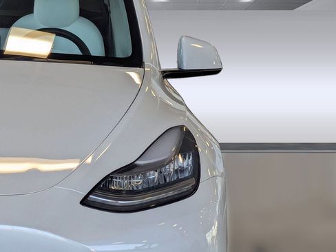 Used 2021 Tesla Model Y Long Range image 11