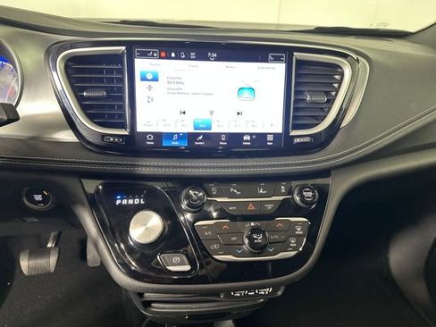 Used 2023 Chrysler Pacifica Touring-L w/ S Appearance Package image 21