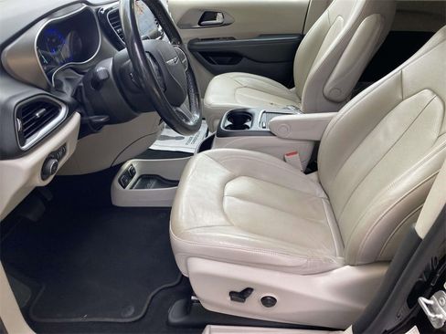 Used 2021 Chrysler Pacifica Touring-L image 12