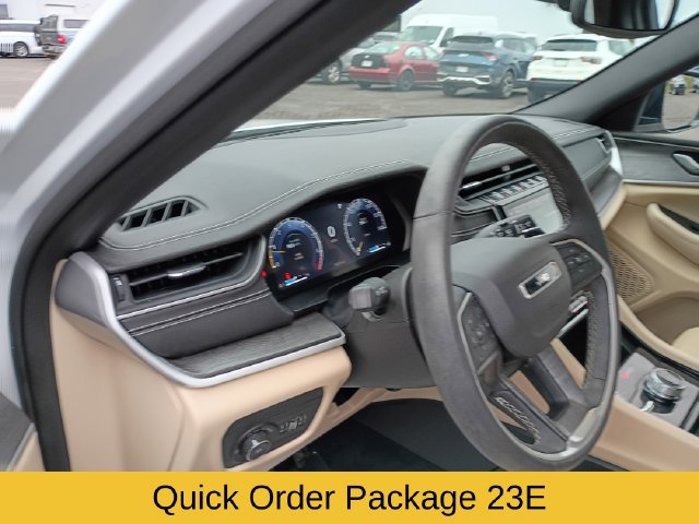 Used 2023 Jeep Grand Cherokee Limited w/ Black Appearance Package AWD/4WD image 11