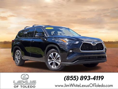 Used 2022 Toyota Highlander XLE AWD/4WD image 1