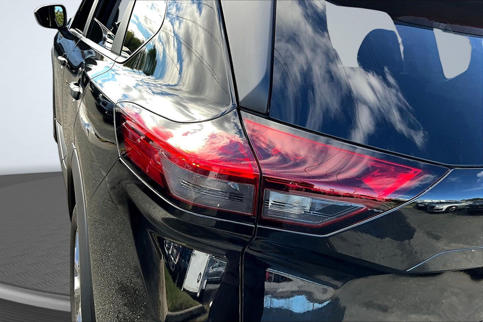 Used 2025 Nissan Rogue S AWD/4WD image 21