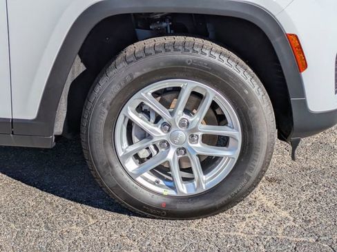 New 2025 Jeep Grand Cherokee Laredo image 11