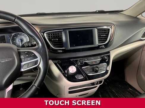 Used 2018 Chrysler Pacifica Touring-L FWD image 9