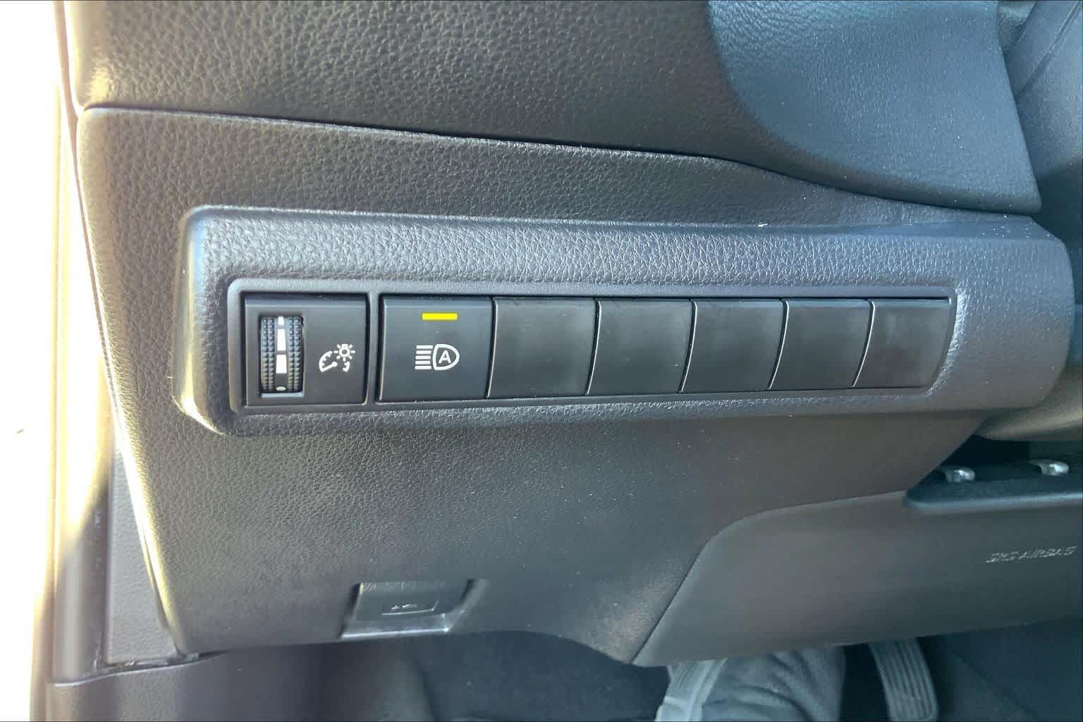 Used 2025 Toyota Corolla LE FWD image 33