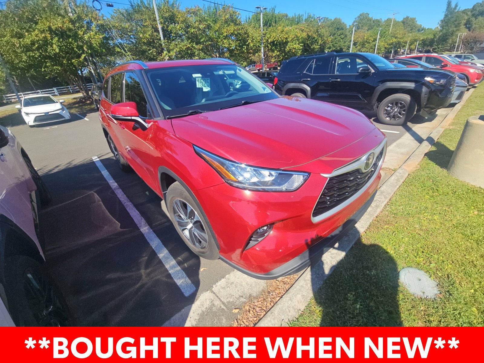 Used 2020 Toyota Highlander XLE AWD/4WD image 3