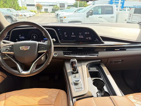 Used 2021 Cadillac Escalade Premium Luxury AWD/4WD image 30