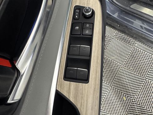 Used 2023 Toyota Venza Limited image 11