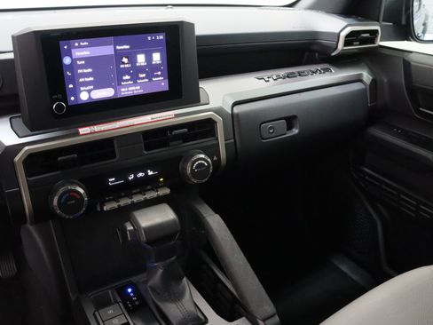 Certified 2025 Toyota Tacoma SR5 AWD/4WD image 15