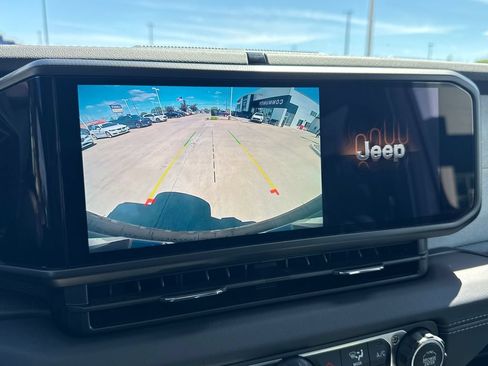 Used 2025 Jeep Wrangler Unlimited Sahara AWD/4WD image 25