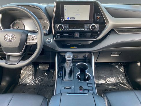 Used 2023 Toyota Highlander XLE FWD image 11