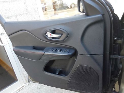 Used 2015 Jeep Cherokee Trailhawk w/ Cold Weather Group image 17