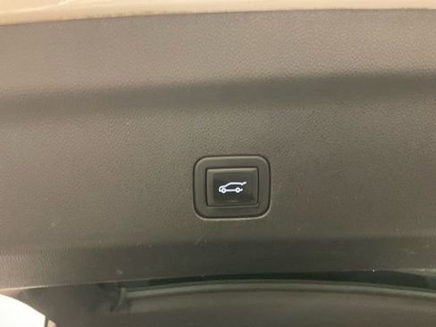 Used 2024 GMC Yukon XL SLT AWD/4WD image 30