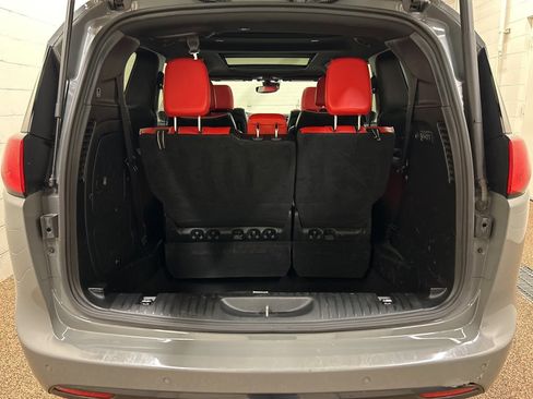 Used 2020 Chrysler Pacifica Limited w/ Quick Order Package 27H Red S image 15