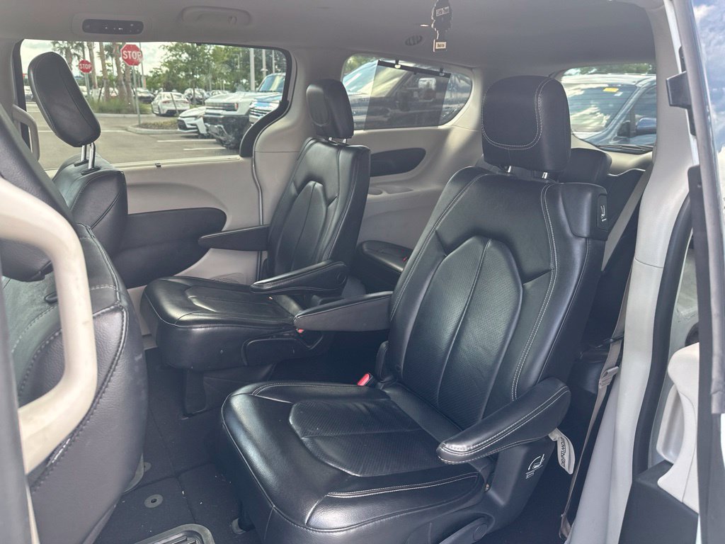 Used 2022 Chrysler Pacifica Touring-L FWD image 12
