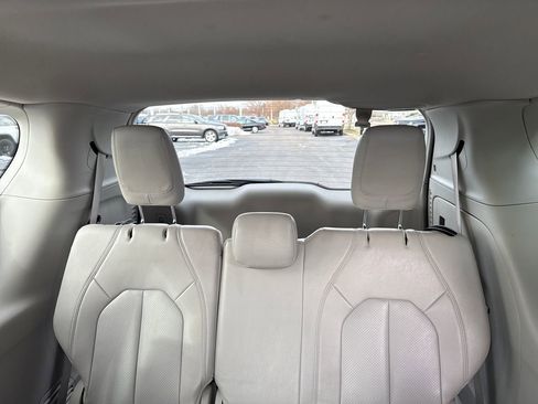 Used 2021 Chrysler Pacifica Touring-L image 15