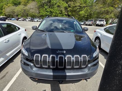 Used 2018 Jeep Cherokee Trailhawk image 2