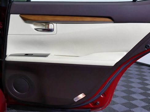 Used 2018 Lexus ES 300h w/ Luxury Package image 60