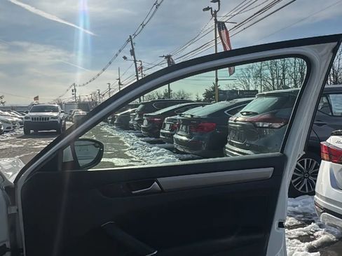 Used 2021 Volkswagen Passat 2.0T SE image 16