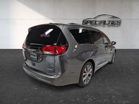 Used 2017 Chrysler Pacifica Limited w/ UConnect Theater Package FWD image 10