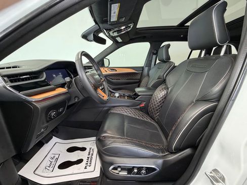 Used 2024 Jeep Grand Cherokee Summit image 4