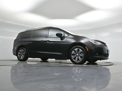 Used 2018 Chrysler Pacifica Limited w/ Advanced Safetytec Group FWD image 4
