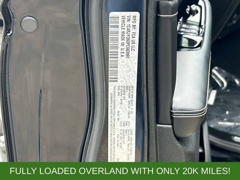 Used 2023 Jeep Grand Cherokee Overland w/ Luxury Tech Group IV AWD/4WD image 10