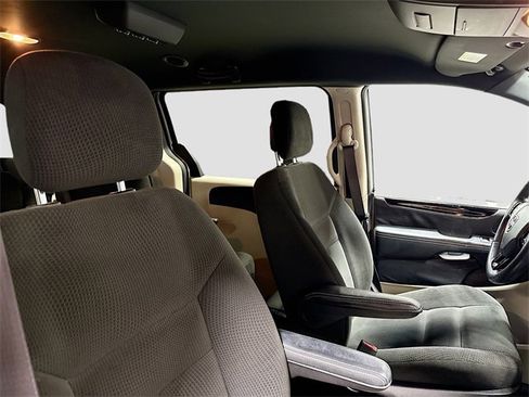 Used 2016 Dodge Grand Caravan SE image 28