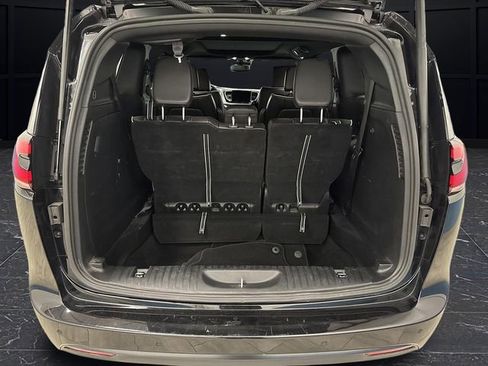 Used 2025 Chrysler Pacifica Limited image 15