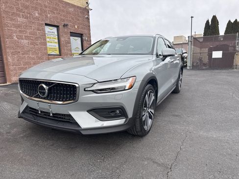 Used 2025 Volvo V60 B5 Cross Country Plus image 4