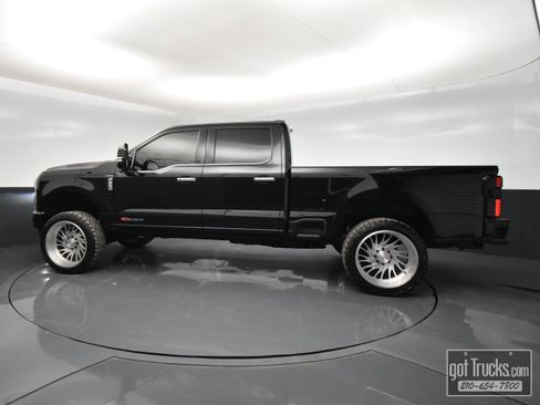 Used 2025 Ford F250 Platinum w/ Platinum Plus Package image 3