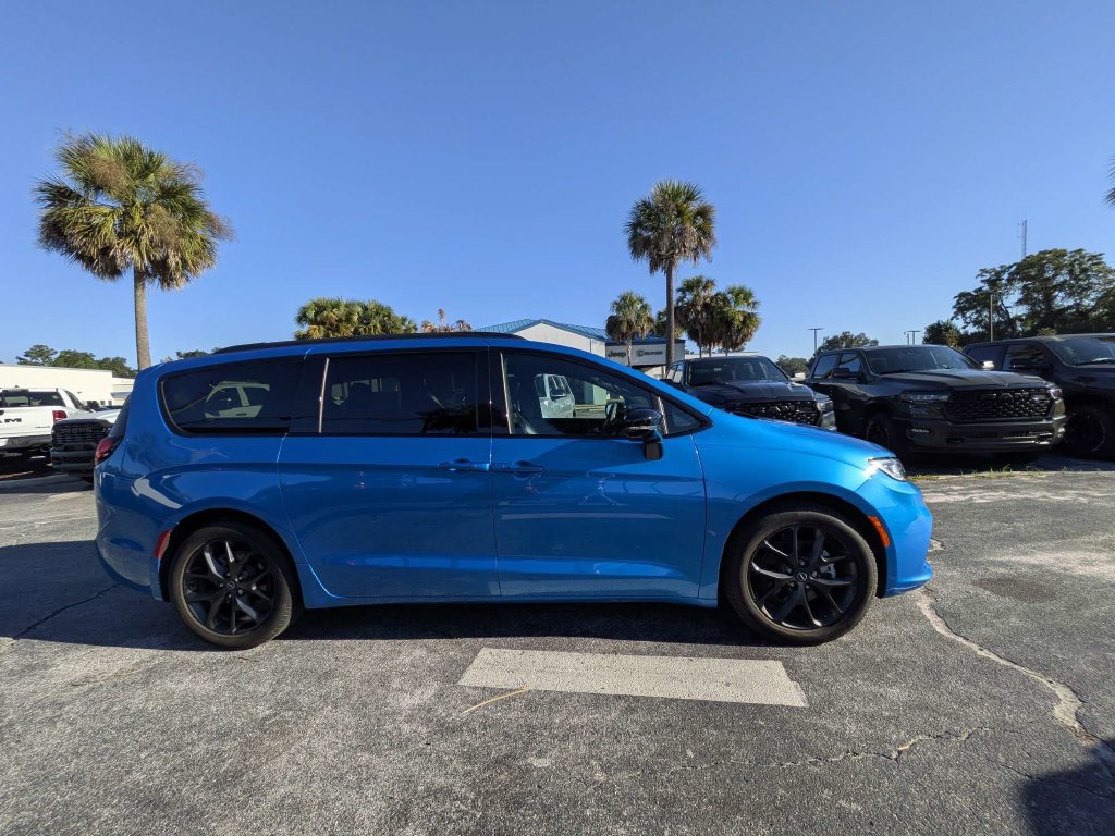 Used 2026 Chrysler Pacifica Select w/ S Appearance Package FWD image 2