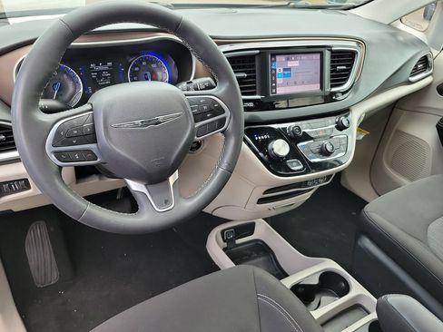 Used 2023 Chrysler Voyager LX FWD image 8
