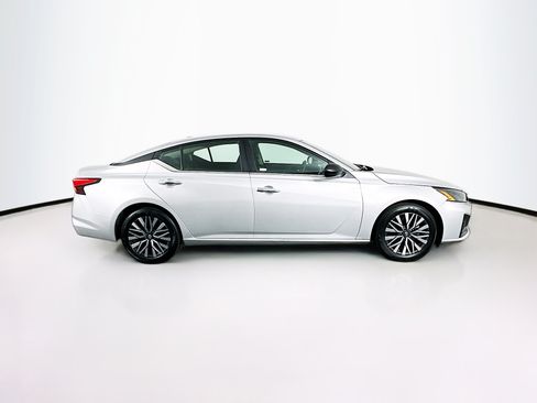 Used 2025 Nissan Altima 2.5 SV FWD image 10