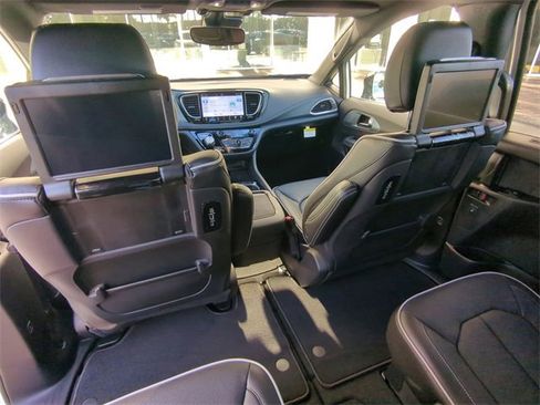 New 2026 Chrysler Pacifica Limited w/ Uconnect Theater Family Group image 19
