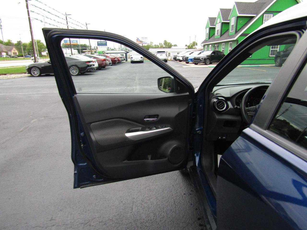 Used 2020 Nissan Kicks SV FWD image 10