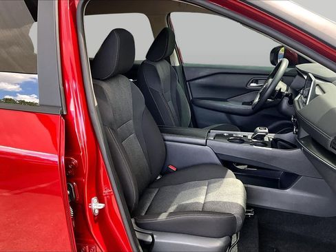 Certified 2024 Nissan Rogue SV FWD image 9