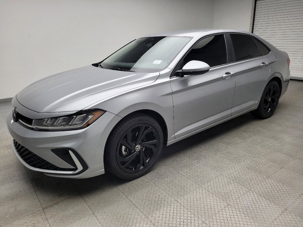 Used 2025 Volkswagen Jetta SE FWD image 2