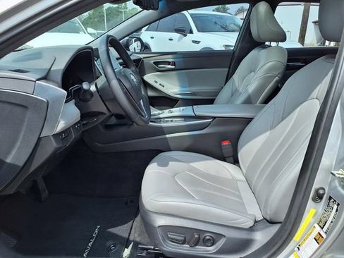 Used 2019 Toyota Avalon XLE w/ Moonroof Package FWD image 17