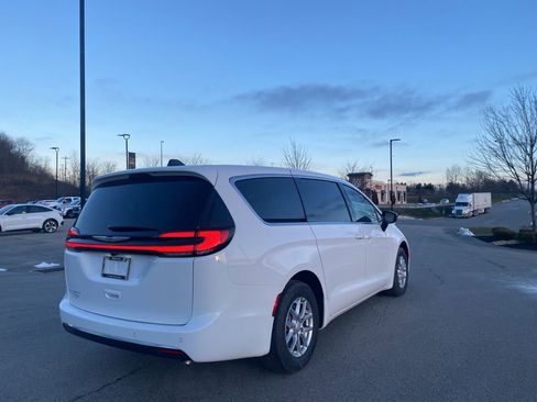 New 2026 Chrysler Pacifica Select image 2