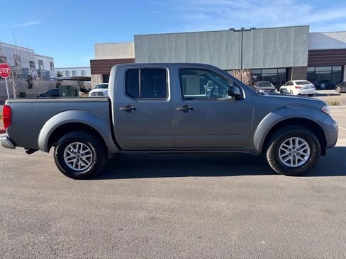 Used 2017 Nissan Frontier SV image 3