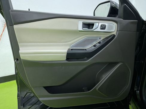 Used 2020 Ford Explorer Platinum w/ Premium Technology Package image 16