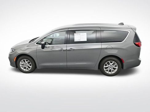 Used 2025 Chrysler Pacifica Select image 29
