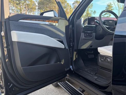 Used 2025 Cadillac Escalade Sport Platinum image 12