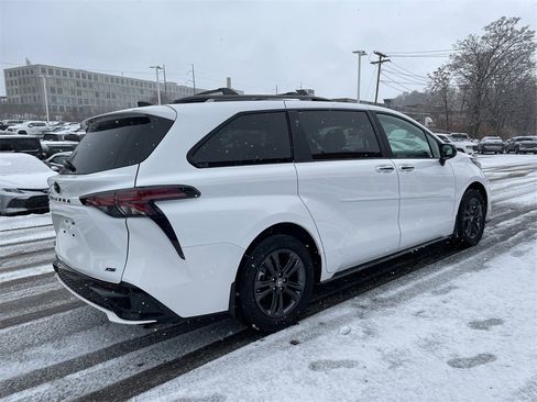 Used 2025 Toyota Sienna XSE image 8