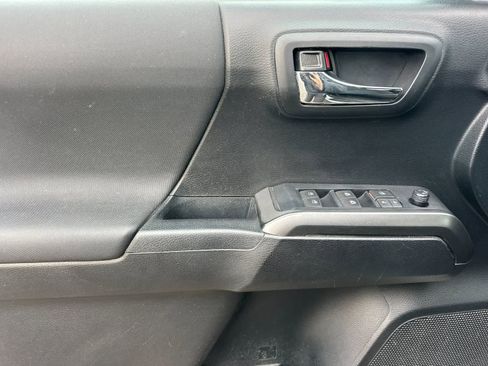 Used 2019 Toyota Tacoma TRD Sport image 12