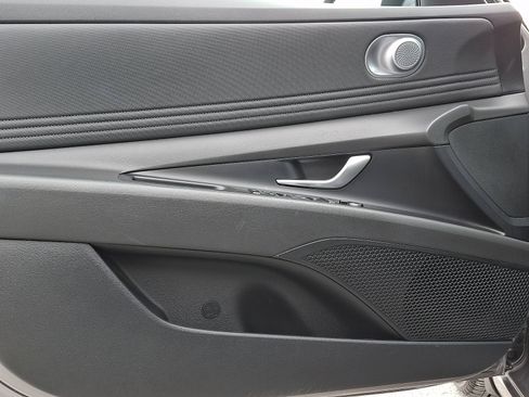 Used 2023 Hyundai Elantra SEL w/ Convenience Package image 12