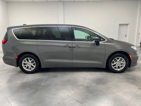 Used 2025 Chrysler Pacifica Select FWD image 8