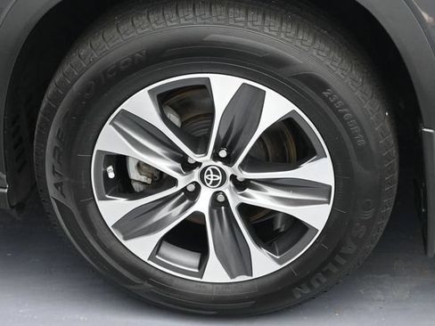 Used 2022 Toyota Highlander XLE AWD/4WD image 7